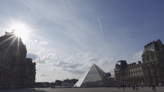 法国巴黎卢浮宫入口人流行人参观团欧洲建筑