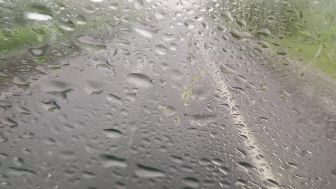 暴雨开车雨天开车下雨高速高速公路雨中开车