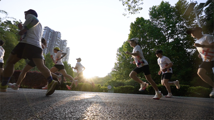 阳光跑步 清晨一群人公园跑步 奔跑健康