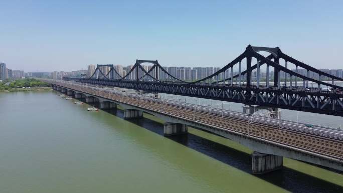 高铁驶过杭州彭埠大桥