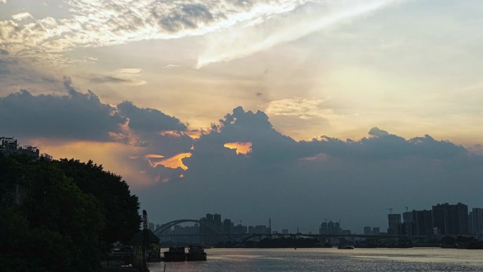 夕阳城市河边的云海落日延时