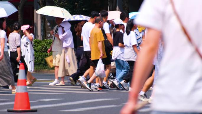 城市夏天暑假酷暑高温炎热街道人群人流汽车