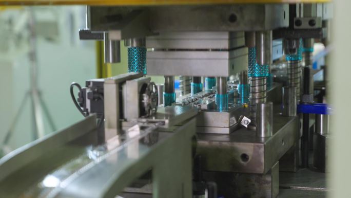模具压铸组装生产线工人作业生产零件机械臂