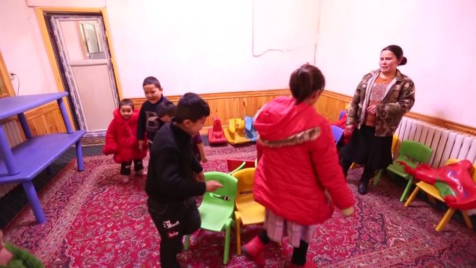 新疆幼儿园里玩耍的师生