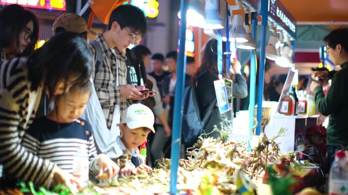 浙江省杭州市武林夜市商圈夜晚夜景逛街购物