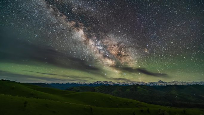 新疆伊犁大草原的银河星空延时