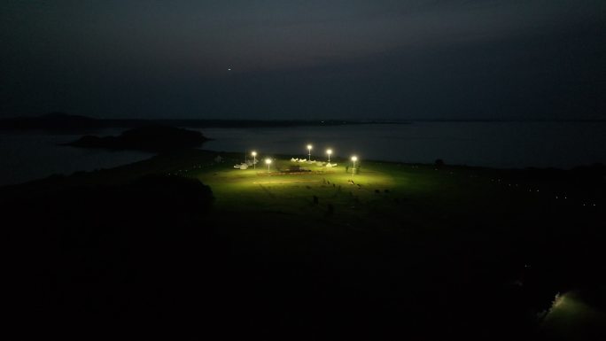 武汉江夏梁子湖枫香云堡篷客露营地夜景航拍