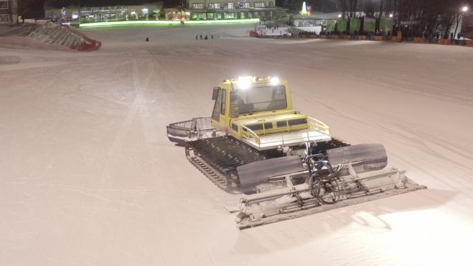 航拍吉林省长春市庙香山滑雪场压雪车工作