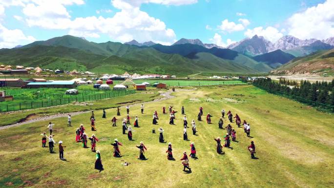 藏族群众草原上跳锅庄舞、幸福生活