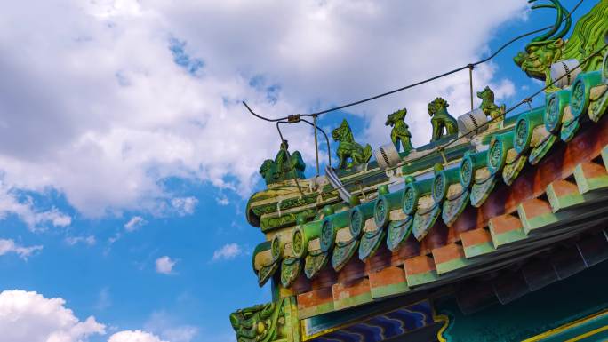 中国古建筑屋檐脊兽蓝天白云和延时