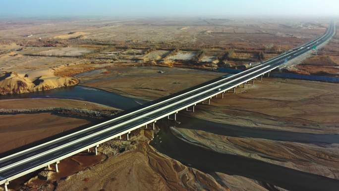 4K航拍秋季车尔臣河大桥