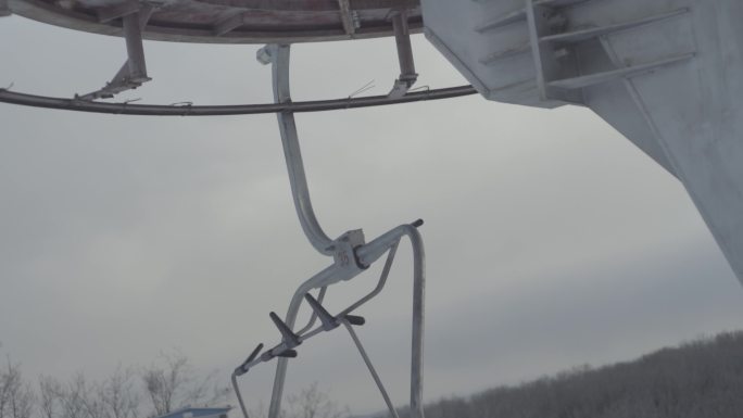 吉林省延边洲延吉梦都美滑雪场吊椅缆车逆光