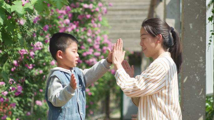 夏日母子户外看书玩耍