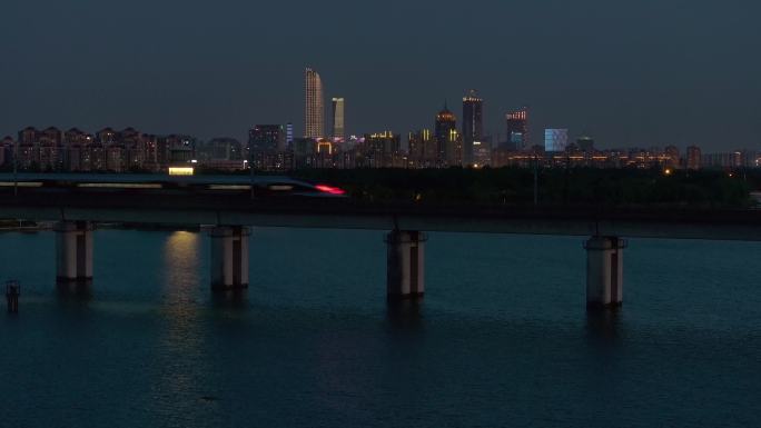 日落晚霞里苏州阳澄湖京沪高铁驶过航拍风景