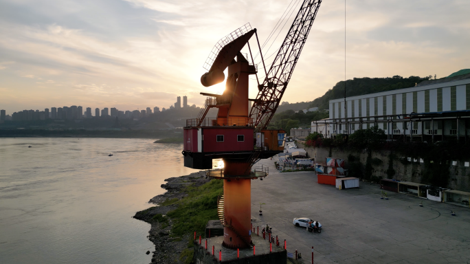 夕阳下的长江港口码头塔吊