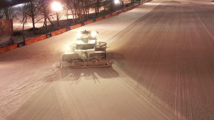 航拍吉林省长春市庙香山滑雪场压雪车工作