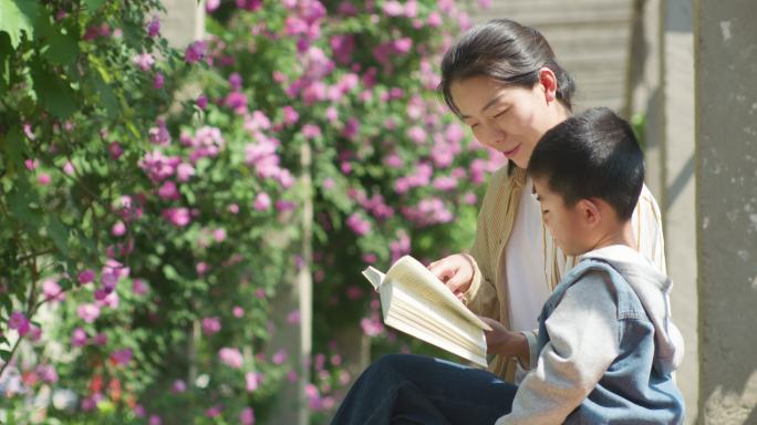 夏日母子户外看书玩耍