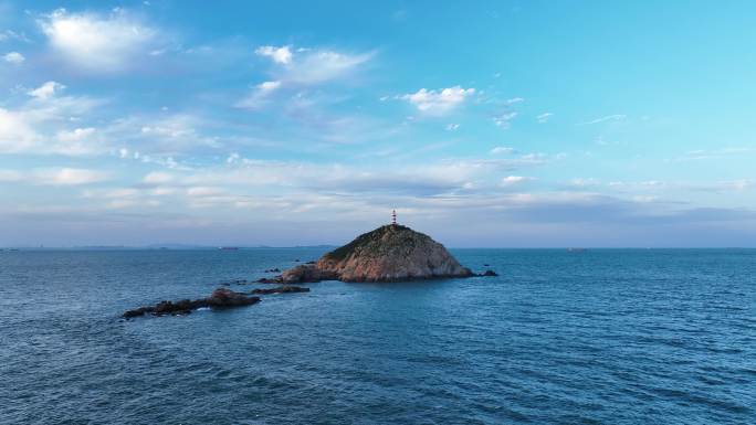 大海岛屿航拍灯塔风车岛指引灯海洋碧海蓝天