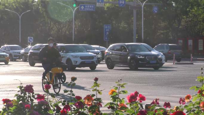 行人背影进城务工城市早上交通北京生活忙碌