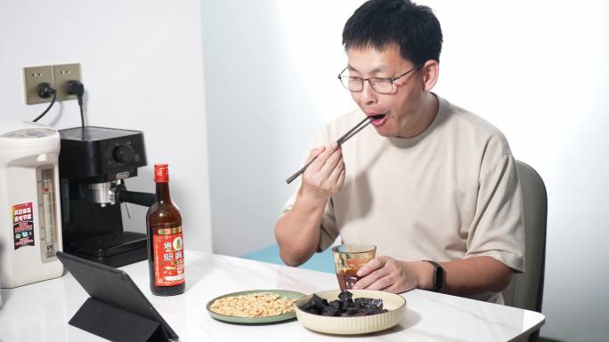 一个男人在家喝酒