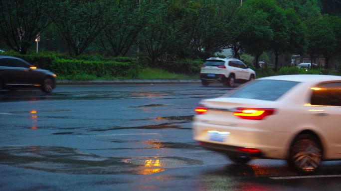 车流公交车下雨车流城市下雨车流