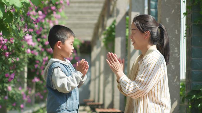 夏日母子户外看书玩耍