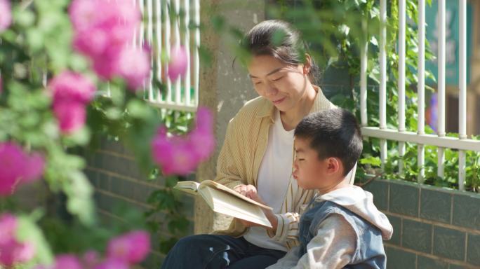 夏日母子户外看书玩耍