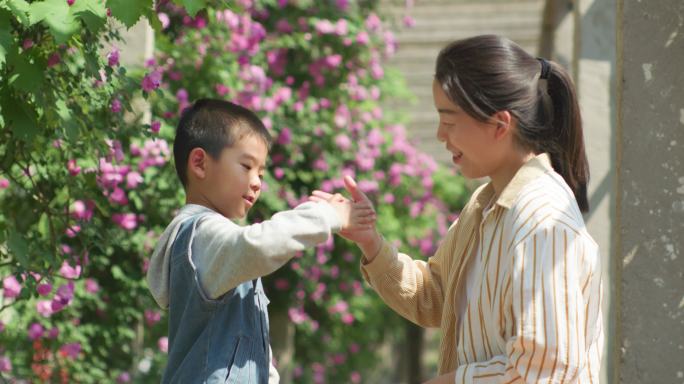 夏日母子户外看书玩耍