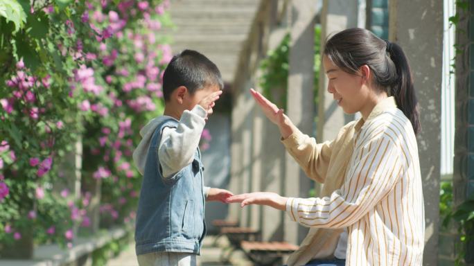 夏日母子户外看书玩耍