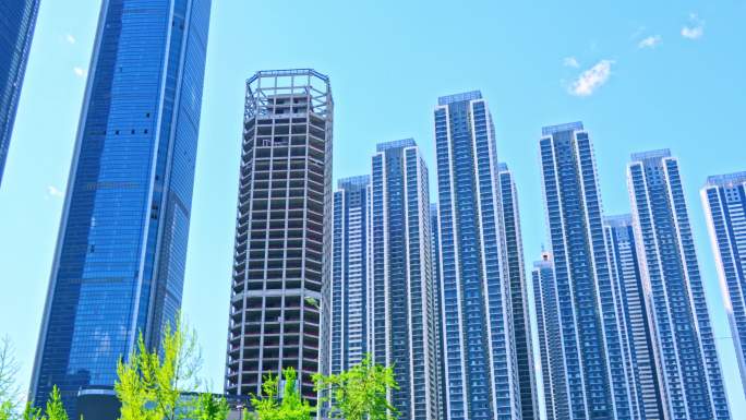 银杏叶建筑群蓝天绿叶4K视频素材