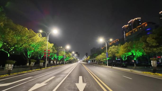 城市夜晚开车第一视角汽车窗外沿途风景马路