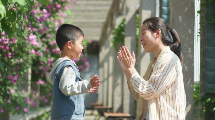 夏日母子户外看书玩耍