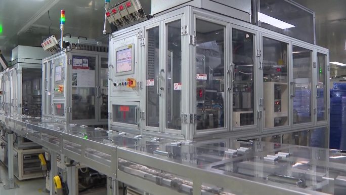 中国工厂内的机器工作，工人操作机械