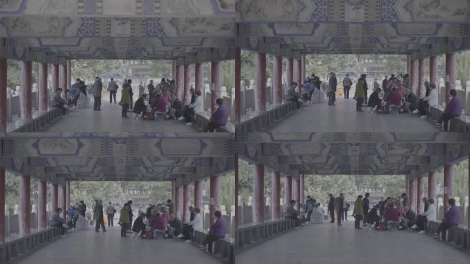 济宁人文-古代廊桥下游玩的老人