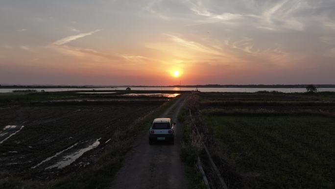 欧拉黑猫汽车驶向朝阳日出朝霞风景航拍
