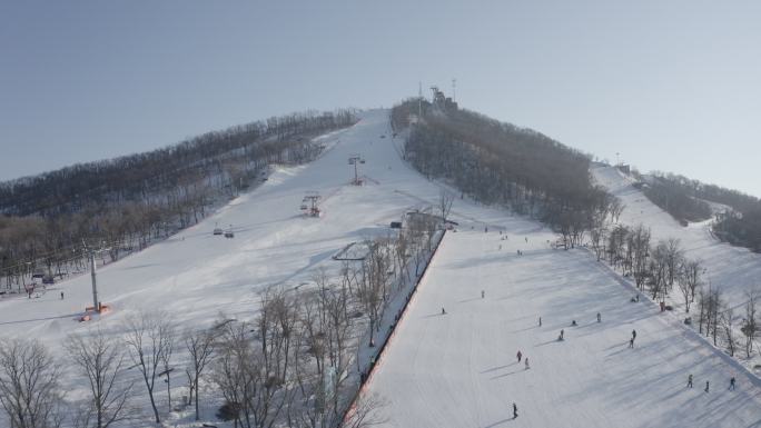 航拍吉林省长春市庙香山滑雪场吊椅缆车雪道