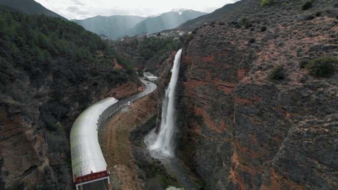 云南香格里拉尼西藏族村庄汤满瀑布