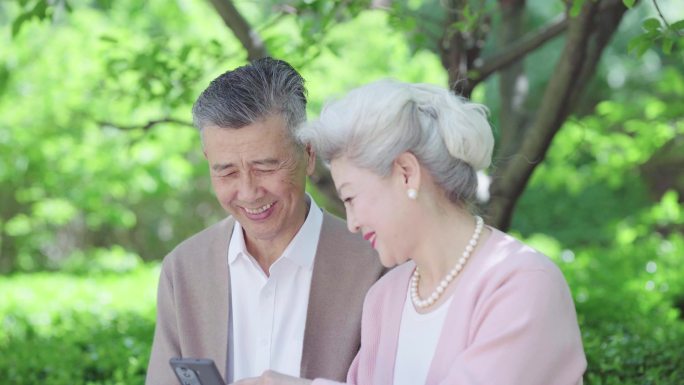 老人用手机 老人幸福生活