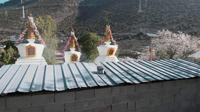 云南香格里拉尼西藏族村庄藏族白塔转塔人
