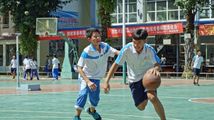 校园课间学生打篮球投篮