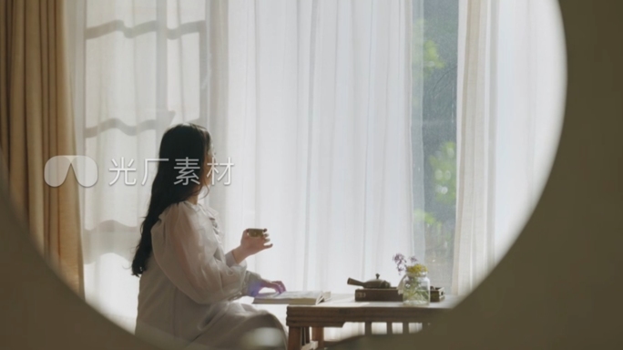 午后民宿看书的女人