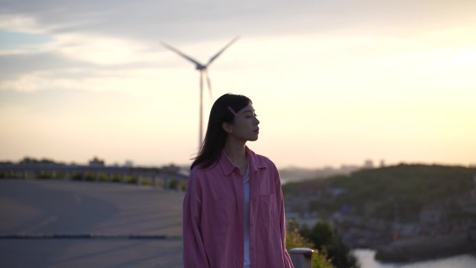 少女一个人走在海边看海失落伤感孤独自散步