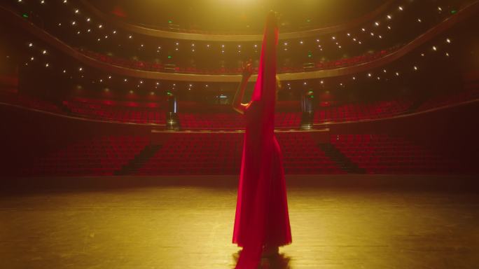 电影机拍摄大剧院红衣女孩跳舞