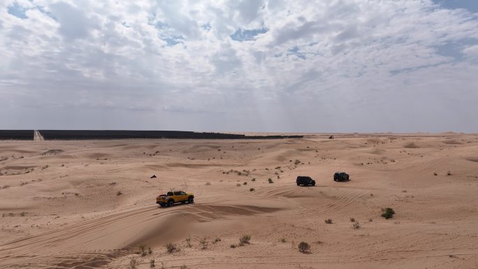 4k沙漠越野车穿越航拍素材