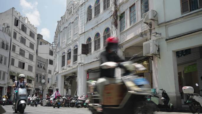 骑楼老街街景车水马龙人群来往