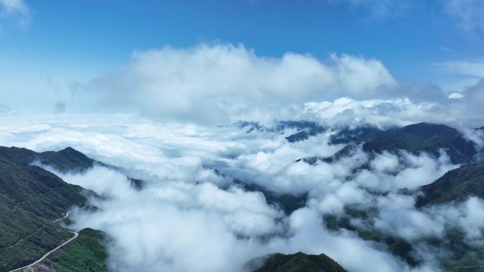 蓝天白云阳光下桂林高山上的云海和风力发电