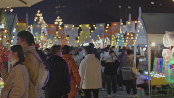 小情侣摆摊夜市