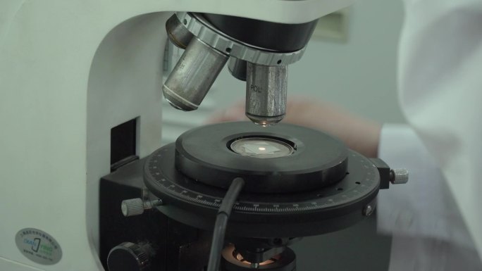 实验室科研人员使用显微镜01