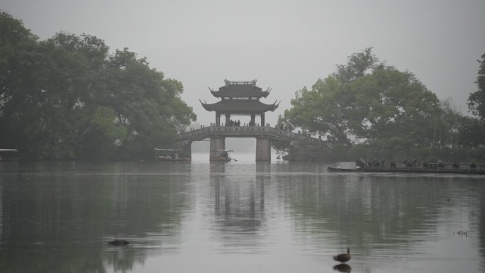 杭州西湖玉带桥清晨风光