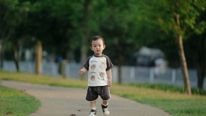 一岁多宝宝走过来要妈妈抱